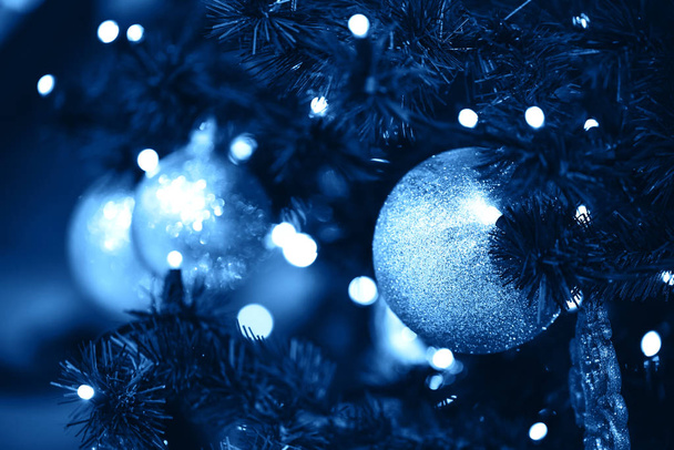Rama de abeto con bolas y luces festivas
 - Foto, Imagen
