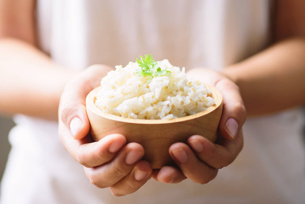 Приготований рис з насінням кіока в мисці, що тримається вручну
 - Фото, зображення