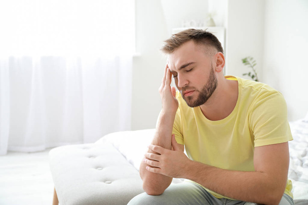 Junger Mann leidet zu Hause unter Kopfschmerzen - Foto, Bild