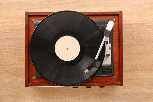 Gravador com disco de vinil na mesa
 - Foto, Imagem