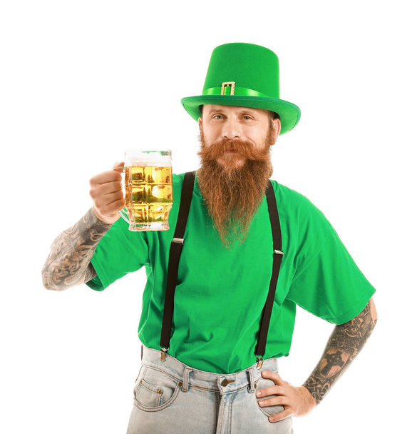 Człowiek z brodą i szklanką piwa na białym tle. Święto św. Patryka - Zdjęcie, obraz