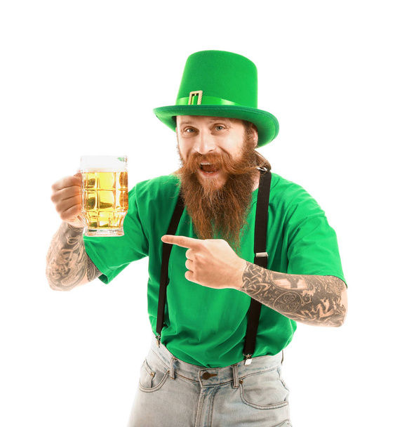 Baard man met glas bier op witte achtergrond. St. Patrick 's Day viering - Foto, afbeelding
