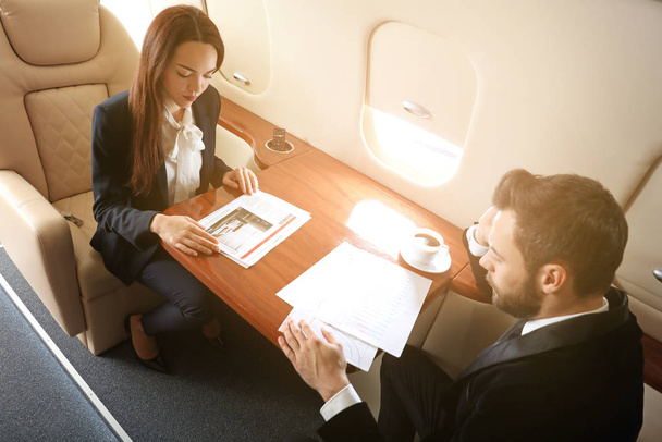 Бізнес-колеги на борту сучасного приватного літака
 - Фото, зображення