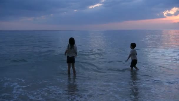 Vakantie concept. De zusters en broers spelen in de zee. Resolutie van 4k. - Video