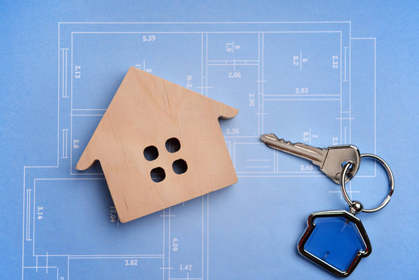 Figur des Hauses und Schlüssel auf der Zeichnung. Konzept für den Kauf neuer Immobilien - Foto, Bild