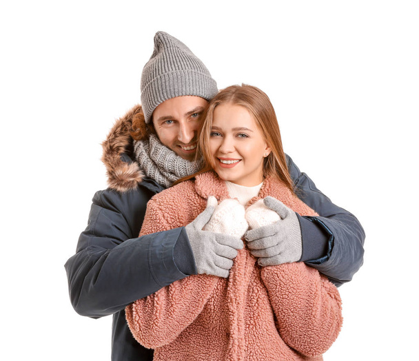 幸せなカップルで冬服で白い背景 - 写真・画像