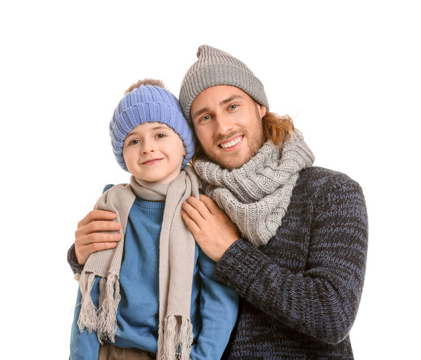 Hombre guapo y su hijo pequeño en ropa de invierno sobre fondo blanco
 - Foto, imagen