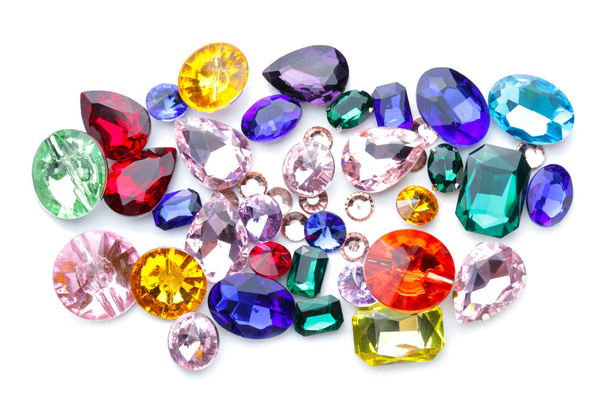 Diferentes piedras preciosas para joyas sobre fondo blanco
 - Foto, imagen