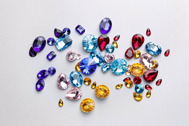Verschillende edelstenen voor juwelen op lichte ondergrond - Foto, afbeelding