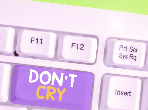 Note d'écriture montrant Don T Cry. Photo d'affaires montrant les larmes du hangar typiquement comme une expression de douleur ou de chagrin de détresse
. - Photo, image