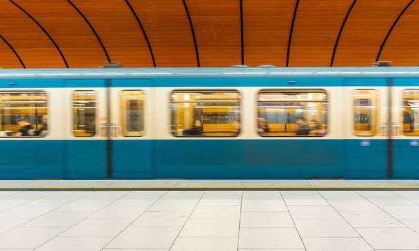 Monaco di Baviera u-bahn stazione della metropolitana con design futuristico e arancione v
 - Foto, immagini