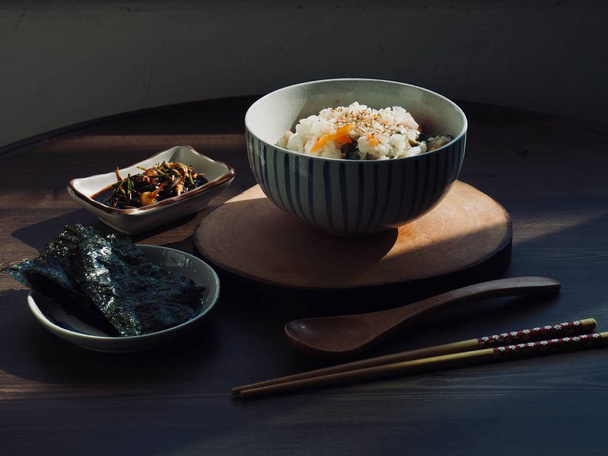 Comida asiática arroz vegetal de ostra e acompanhamento
 - Foto, Imagem