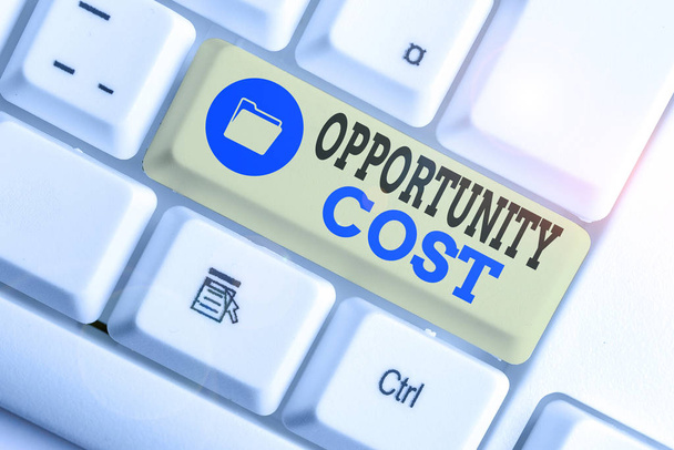 Conceptuele handschrift toont Opportunity Cost. Zakelijke foto tekst de prijs van het volgende beste wat je had kunnen doen. - Foto, afbeelding