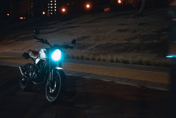 Cafe závodník kódovací motocykl, staromódní vozidlo s režimem - Fotografie, Obrázek
