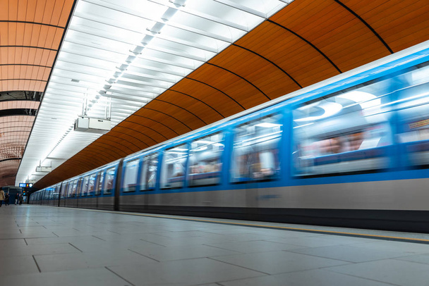 Станция метро Munich u-bahn с футуристическим дизайном и оранжевым v
 - Фото, изображение