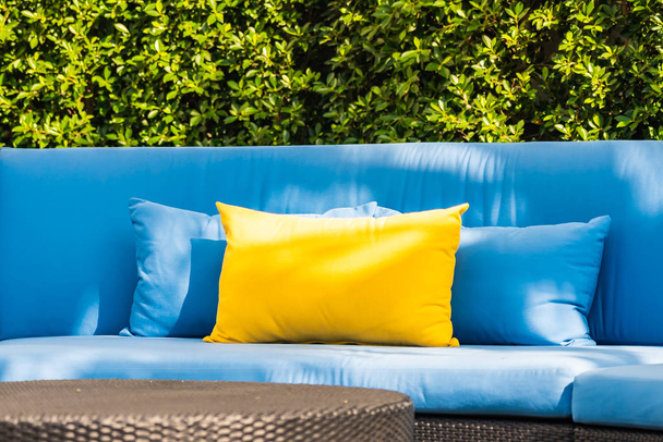 Pátio ao ar livre no jardim com sofá cadeira e travesseiro decoratio
 - Foto, Imagem