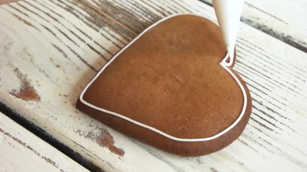 Το cookie καφέ σε σχήμα καρδιάς. - Πλάνα, βίντεο