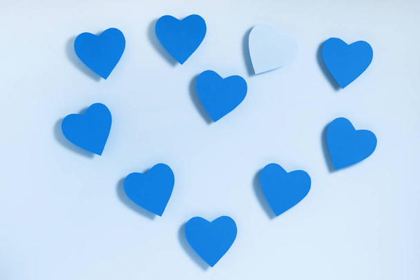 Sevgililer Günü kompozisyonu. Kalp şeklinde kağıt kalpler. Sevgililer Günü konsepti - Fotoğraf, Görsel