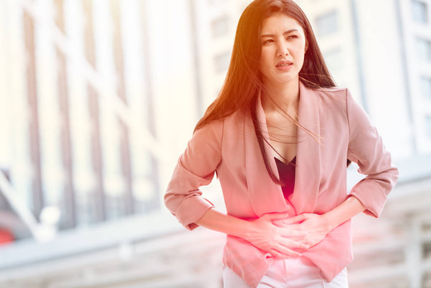 Aziatische vrouw voorste maag pijnlijk teken van eierstokkanker Endometriose en Chocolade Cyste syndroom. - Foto, afbeelding