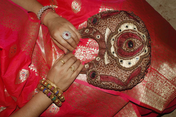 vrouw handen met ornamenten en armbanden - Foto, afbeelding
