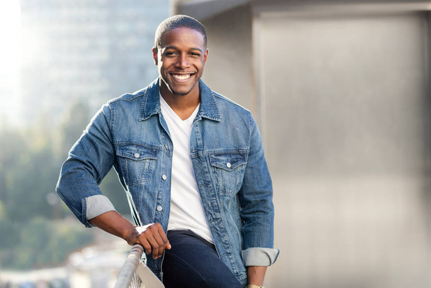 Portrait décontracté d'un homme afro-américain aux dents blanches parfaites sourire, modèle commercial
 - Photo, image
