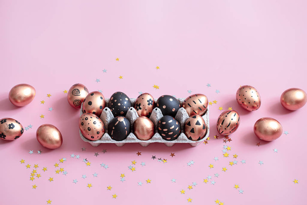 Ünnepi festett húsvéti tojás rózsaszín háttér. - Fotó, kép