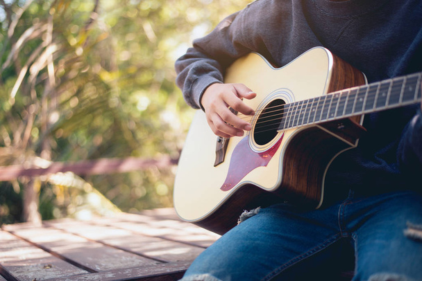 Natural guitarist, People playing acoustic guitar in the garden - Foto, Imagen