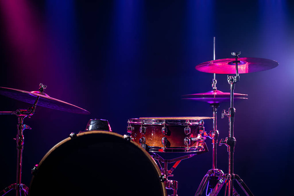 Schlagzeug und Schlagzeug. schöner blauer und roter Hintergrund, mit Strahlen - Foto, Bild