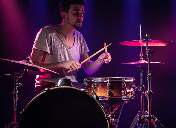 Bubeník hraje na bubny. Krásné modré a červené pozadí,  - Fotografie, Obrázek