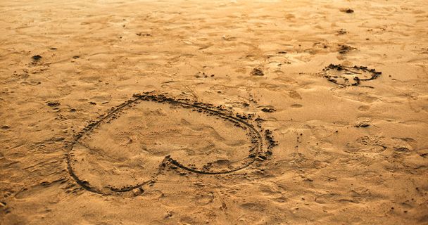 Le cœur a attiré dans le sable. Inde, GOA du Nord, Arambol
 - Photo, image