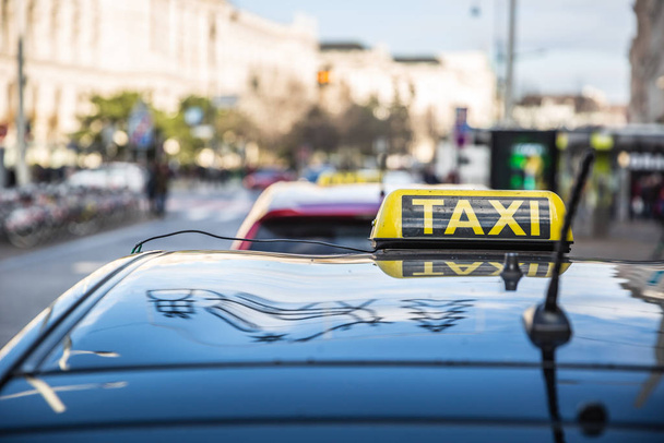 Taxi auto taxi ergens op straat wachten op een passagier - Foto, afbeelding