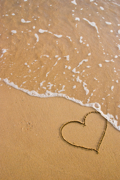 Heart symbol on the sand - Φωτογραφία, εικόνα