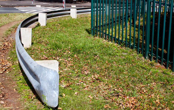 Double barrière composée d'une barrière d'écrasement et d'une clôture de palissade
 - Photo, image