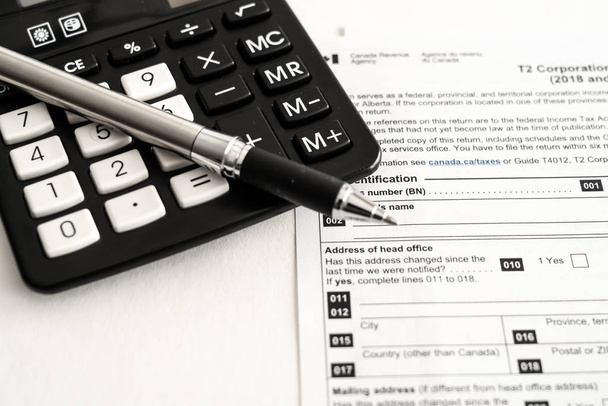 Formulaire de déclaration canadienne d'impôt des sociétés T2 avec calculateur pour calculer l'impôt des sociétés
 - Photo, image