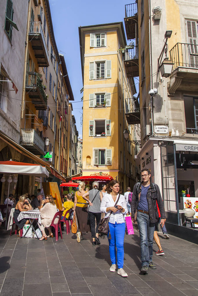 Nice, França, 8 de outubro de 2019. Bela rua pitoresca na cidade velha. O conjunto arquitetônico é típico da região de Provence
. - Foto, Imagem