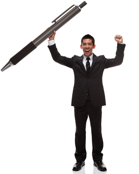 Homme d'affaires célébrant tenant un énorme stylo
 - Photo, image