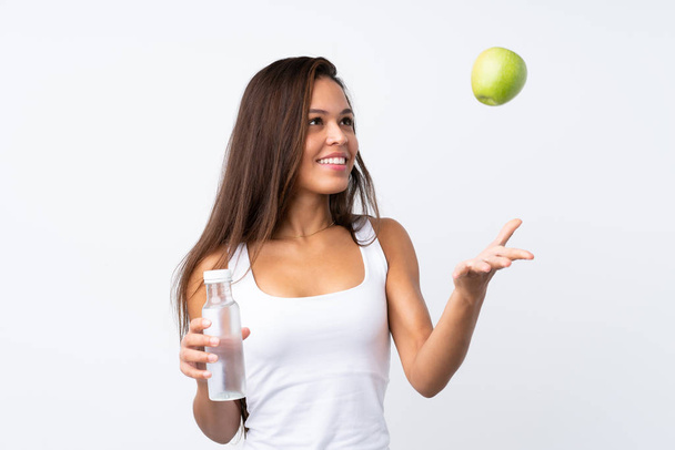 Giovane ragazza brasiliana con una mela e con una bottiglia d'acqua ov
 - Foto, immagini