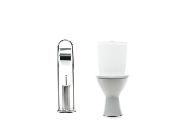Keramik saubere Toilettenschüssel in der Nähe von Metallständer mit Toilettenpapier und Bürste isoliert auf weiß - Foto, Bild