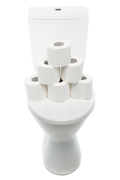 tazza per WC in ceramica pulita con rotoli di carta igienica isolati su bianco
 - Foto, immagini