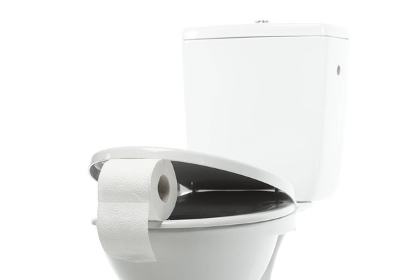 κεραμική καθαρή λεκάνη τουαλέτας με μονωμένο χαρτί υγείας σε λευκό - Φωτογραφία, εικόνα
