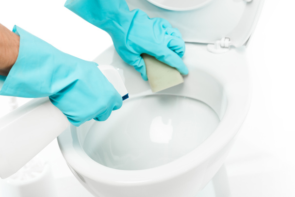 przycięty widok człowieka w gumowych rękawiczkach mycie muszli klozetowej detergentem i gąbką na białym - Zdjęcie, obraz