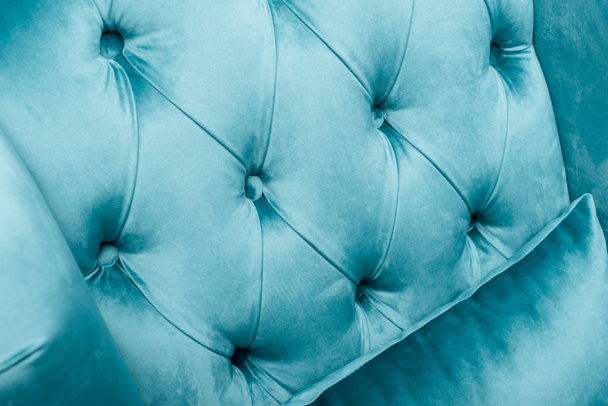 zblízka pohled na elegantní velur modré křeslo s polštářem - Fotografie, Obrázek