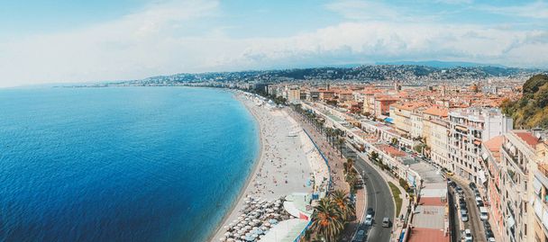 Panorama foto dos banhos públicos Plage de Castel e Plage des City de Nice com o famoso passeio marítimo quai des etats Unis ao longo da França
 - Foto, Imagem