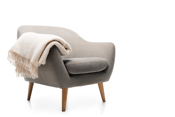 cómodo sillón moderno gris con manta aislada en blanco
 - Foto, imagen