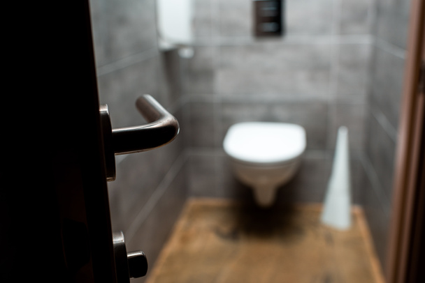 selektivní zaměření otevřených dveří a šedé moderní toalety - Fotografie, Obrázek