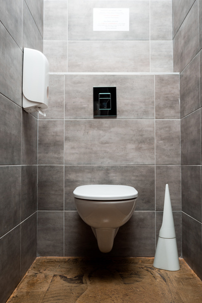 belső tér szürke modern mosdó WC-csészével közel WC kefe - Fotó, kép