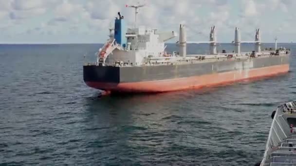 нефтяной танкер отплывает в большой корабль для бункеровки со временем
 - Кадры, видео