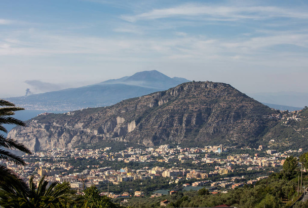 Sorrento. Itália. Vista aérea de Sorrento e da Baía de Nápoles
.  - Foto, Imagem