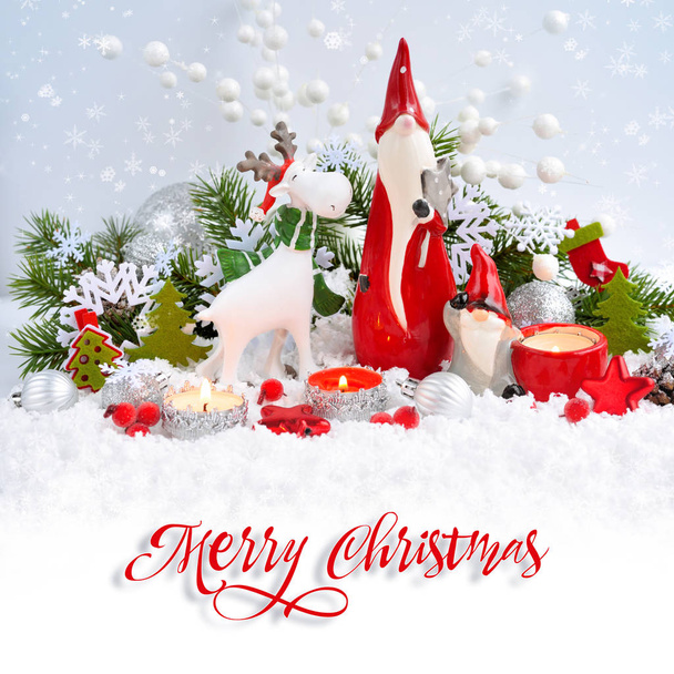 Decorações de Natal bonito figura alce e gnomos com decorações festivas
  - Foto, Imagem