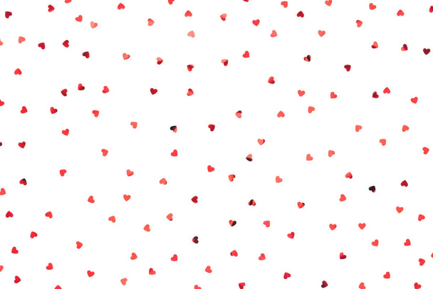 Pieni punainen sydän valkoisella taustalla
 - Valokuva, kuva